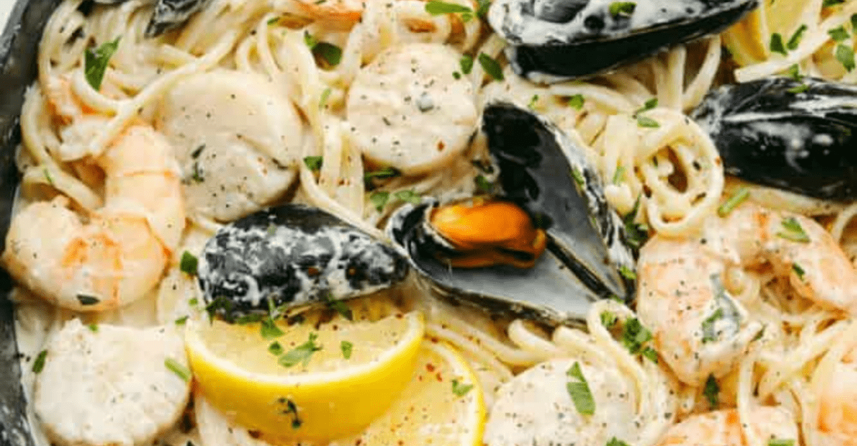 Creamy Lemon Garlic Seafood Pasta